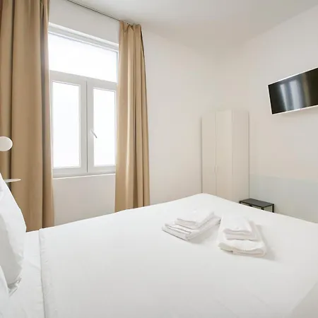 Hostel Brand New Anjos
